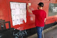 Lepenie-tabuliek-zastavka-Hrobonova-2