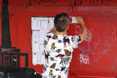 Lepenie-tabuliek-zastavka-Hrobonova-3